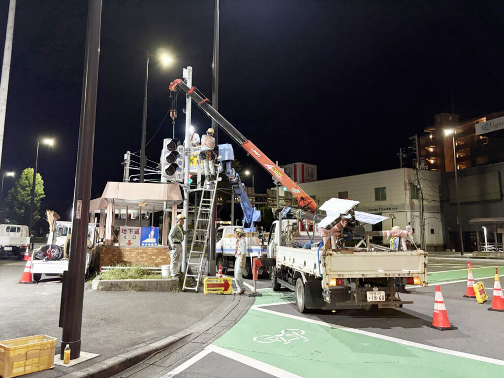 松山市内での交通信号機設置工事の様子