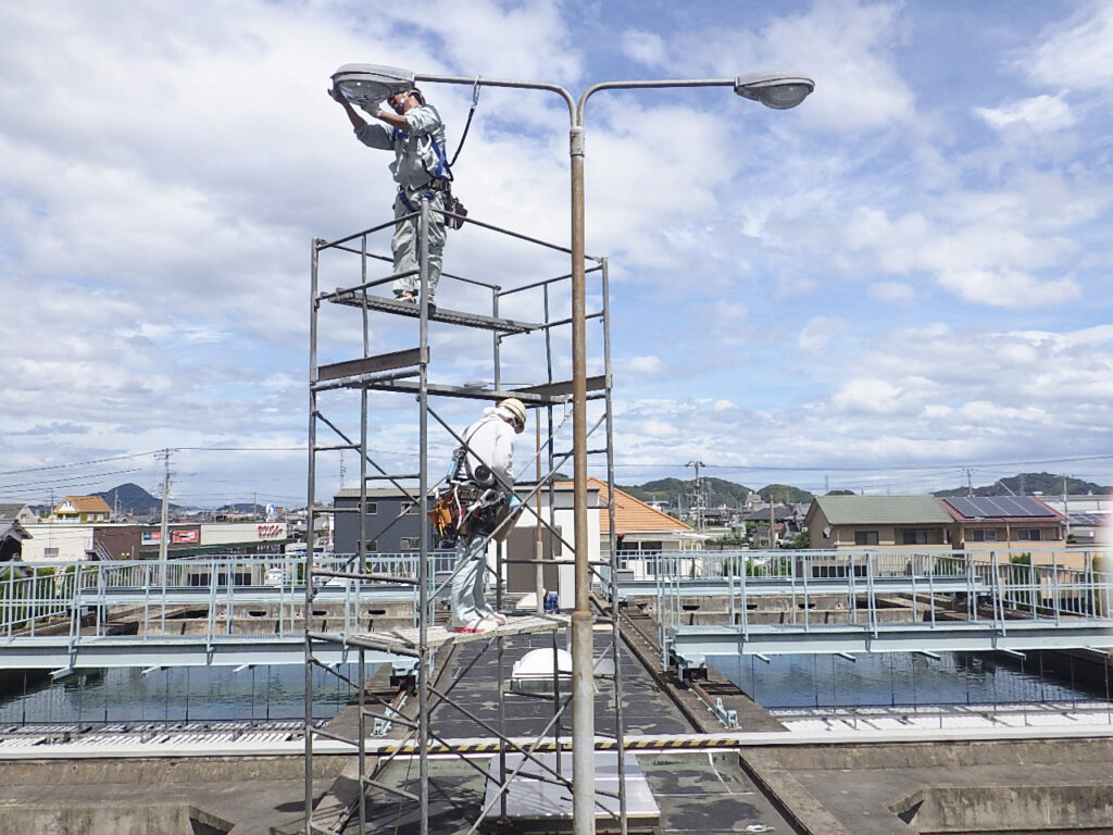 神野電気株式会社の公共工事現場で作業中の電気工事士